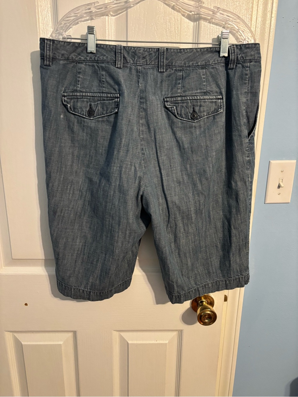 Eddie Bauer Women’s Denim Shorts in Blue Wash - Picture 2 of 3